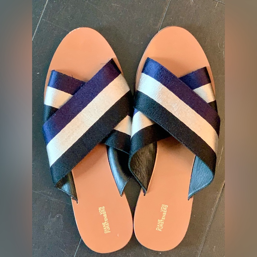 Diane Von Furstenberg slides in mint condition size 9.5 Womens US